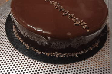 Entremet poire chocolat (Streusel croustillant cacao, biscuit joconde chocolat, insert poire et chantilly chocolat noir)