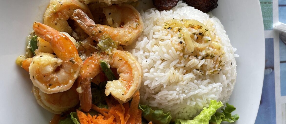 Crevettes à l’ail, riz blanc, plantain frite et salade
