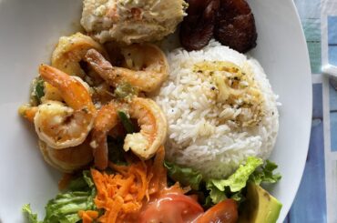 Crevettes à l’ail, riz blanc, plantain frite et salade