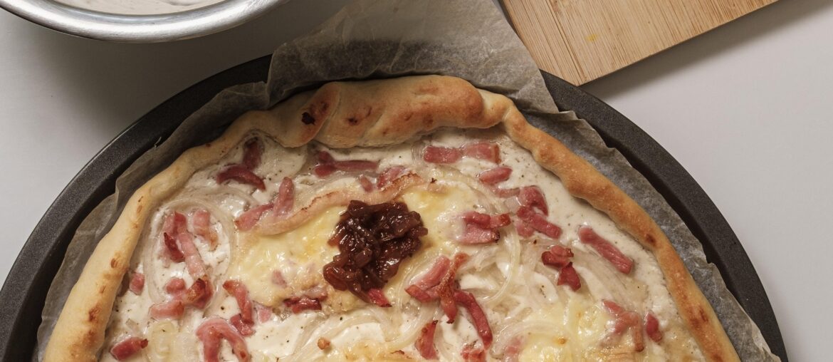Flammekueche au munster et compotée d'oignons