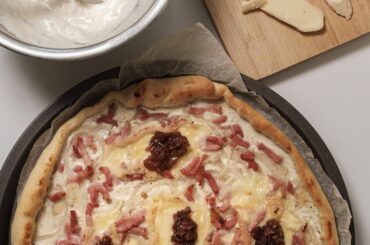 Flammekueche au munster et compotée d'oignons