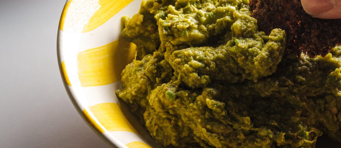 Quinoa chips & guacamole