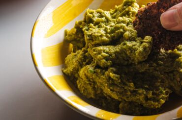 Quinoa chips & guacamole