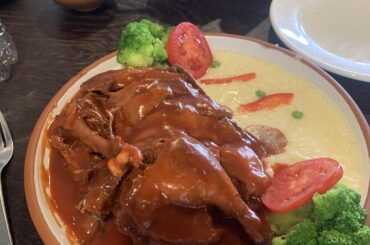 Canard sauce au vin avec purée de patate et pain maison