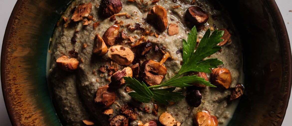 Soupe aux lentilles noires, tofu fumé, persil et noisettes concassées