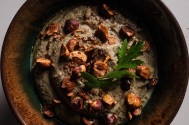 Soupe aux lentilles noires, tofu fumé, persil et noisettes concassées