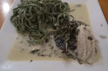 Filets de barbue, pâtes vertes maison, sauce à l'oseille