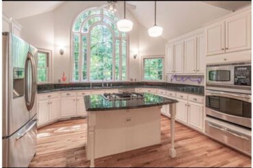 Do I put backsplash here or what? Details in comments.