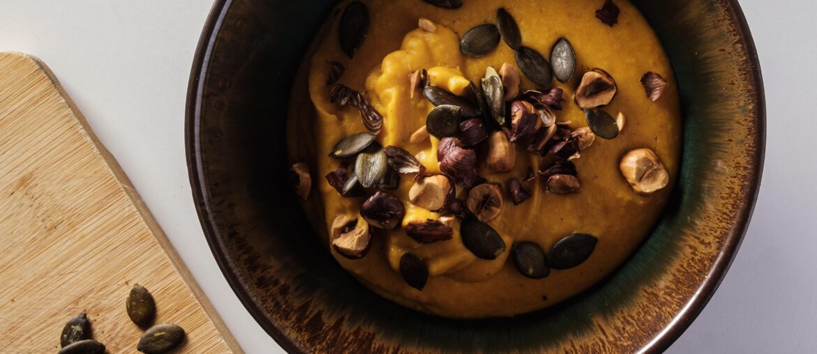 Soupe de potimarron, lentilles corail, carotte et lait de coco