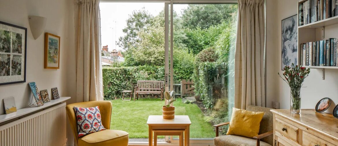Comfy sitting area in London, UK. [1600x1067]