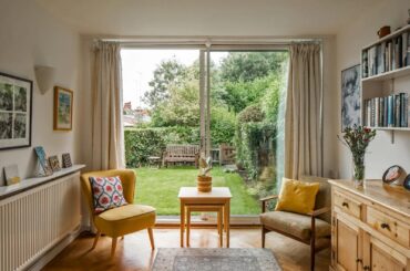 Comfy sitting area in London, UK. [1600x1067]