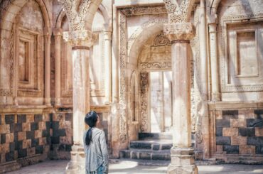 The interior of the Ishak Pasha Palace in eastern Turkey, which took 99 years to construct in the 17th-18th centuries, only to be abandoned less than 60 years later due to an earthquake. [OC] [3000x2000]