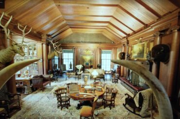 Teddy Roosevelt's living room is literally the "what a lovely room of death" room from Ace Ventura 2. (3424 x 2642)
