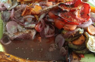 Bavette échalotte, oignons sauce vin rouge, frites de patates douces et carottes... Du bon vin et du bovin ! (et aussi de la moutarde au pinot noir et oui !)