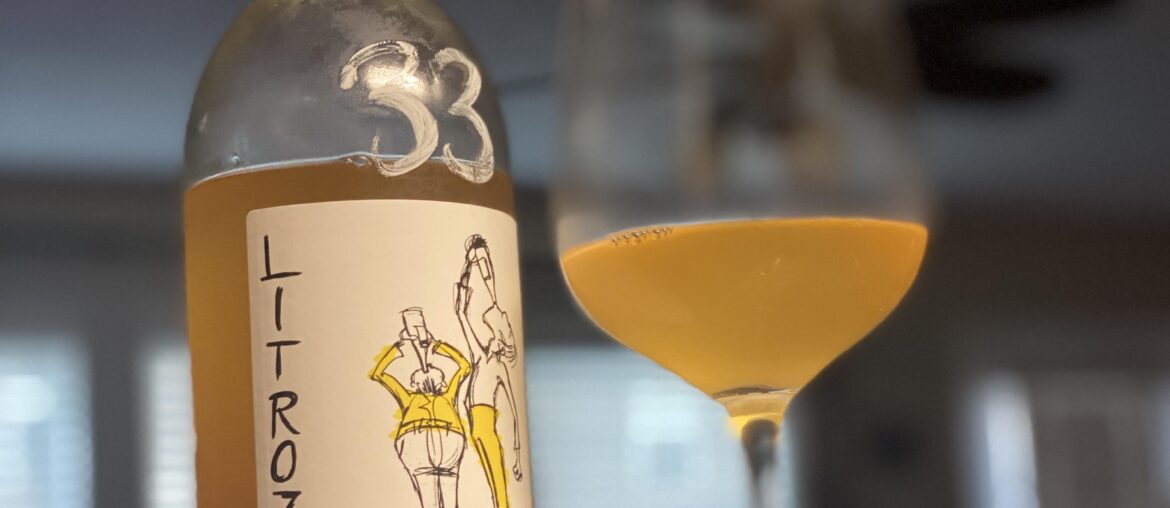 Beautiful foggy color, good acidity, citrus, apple & a little floral. Salud