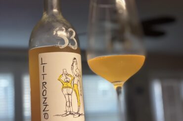 Beautiful foggy color, good acidity, citrus, apple & a little floral. Salud