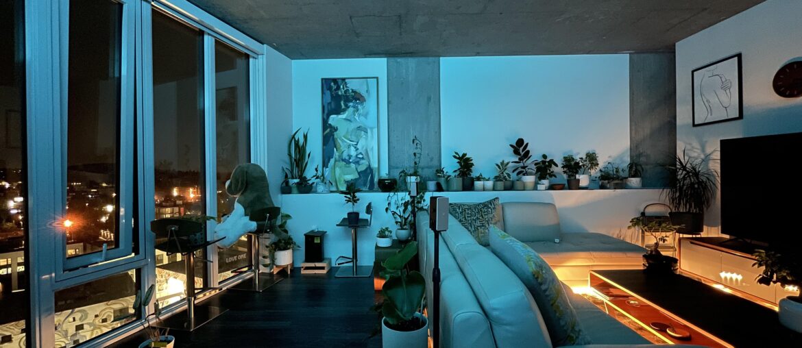 Moody Room in PDX [4032x2268]