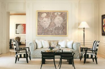 Full-floor apartment for an avid art collector & trustee of the MOMA and Whitney Museums at 720 Park Avenue. Interior by Anne Carson. Works by Giacometti, Picasso, Gio Ponti, Lalanne, Calder, and Dubuffet can be seen. [1920x1080].