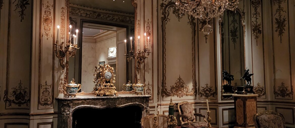 Boiserie (Paneling) from the Hôtel de Varengeville ca. 1736–52, with later additions. Originally from one of the private residences of eighteenth-century Paris, the Hôtel de Varengeville, which still stands, albeit much altered, at 217 boulevard Saint-Germain. Now in the Met, New York. [2992x2992]