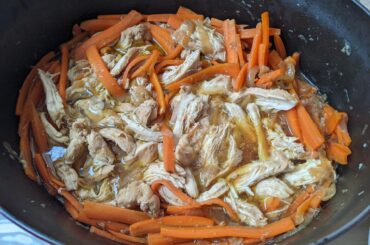 Ce week-end, j'ai fait un effiloché de poulet au carottes caramel et des saucisses fumées en bouillon de légumes