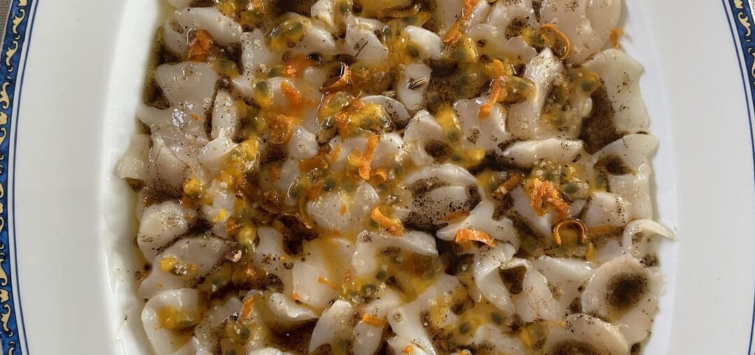 Carpaccio St Jacques vanille-passion, tartare de saumon gingembre basilic