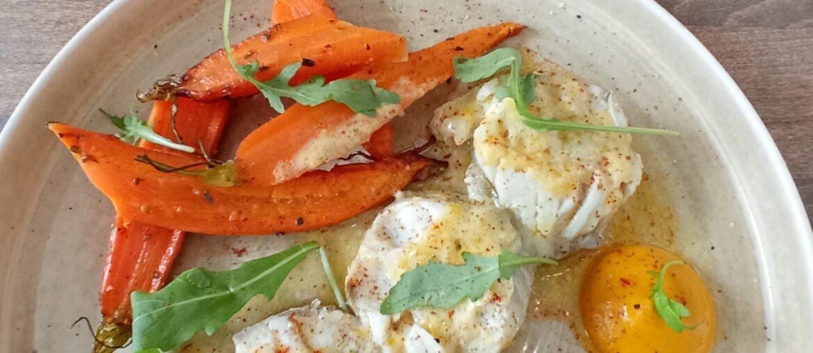 Médaillon de lieu noir basse température, beurre d'agrumes, carottes fanes glacées