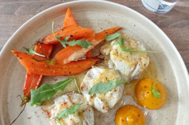 Médaillon de lieu noir basse température, beurre d'agrumes, carottes fanes glacées