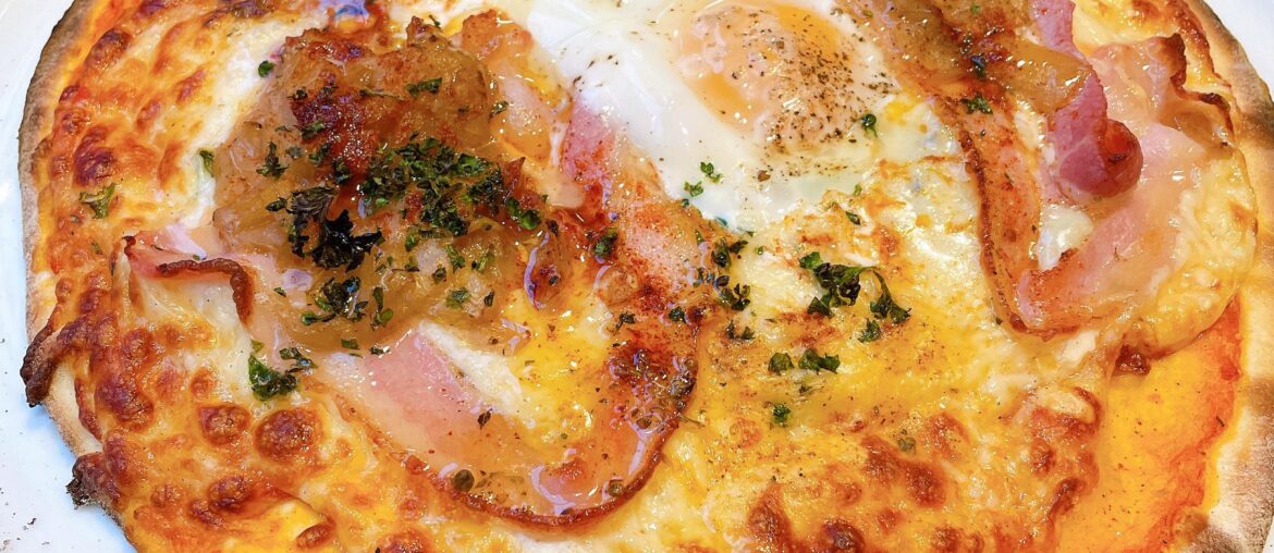 Pizza montagnarde 4 fromages, lard, œuf, oignons confits, base tomate