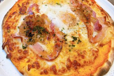 Pizza montagnarde 4 fromages, lard, œuf, oignons confits, base tomate