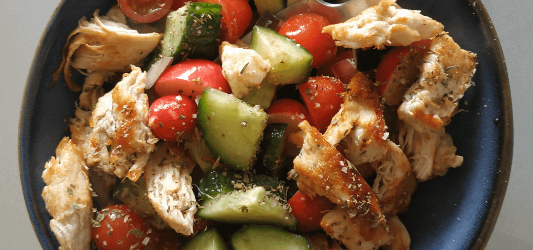 Salade du midi - tomates, radis, concombres, oignons rouges, mozzarella, poulet grillé et herbes aromatiques à volonté 🥗