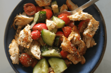 Salade du midi - tomates, radis, concombres, oignons rouges, mozzarella, poulet grillé et herbes aromatiques à volonté 🥗