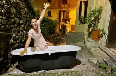 We GOT IT! Cast iron bathtub for our Italian villa