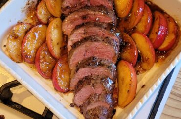 Magret de canard sauce miel et figues sur son lit de confit de pommes