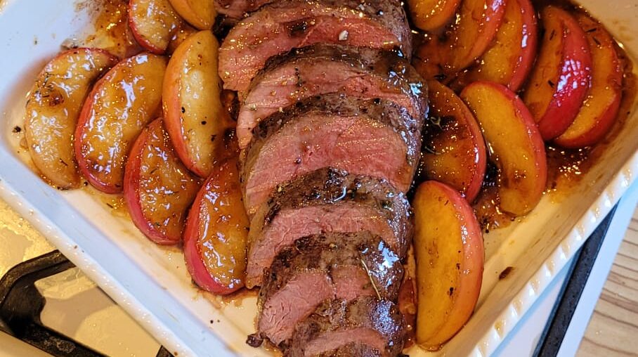 Magret de canard sauce miel et figues sur son lit de confit de pommes