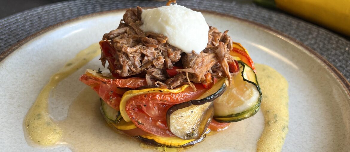 J’ai recréé un plat que j’ai goûté dans un resto gastronomique : tian de bœuf et légumes de soleil, vinaigrette à l’estragon, sorbet mozzarella.