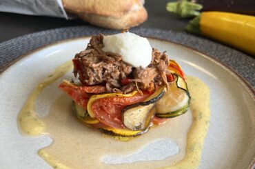 J’ai recréé un plat que j’ai goûté dans un resto gastronomique : tian de bœuf et légumes de soleil, vinaigrette à l’estragon, sorbet mozzarella.