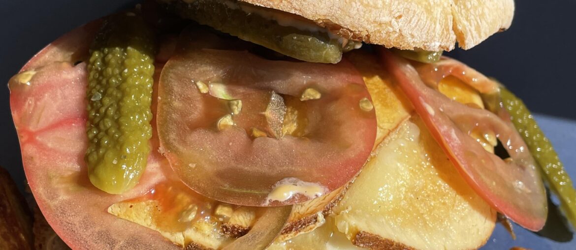 Le repas du dimanche : burger pain maison et effiloché de porc mariné.