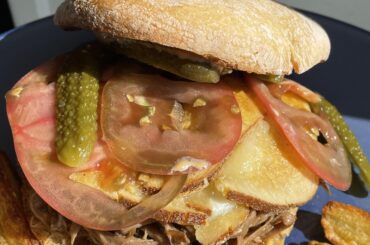 Le repas du dimanche : burger pain maison et effiloché de porc mariné.