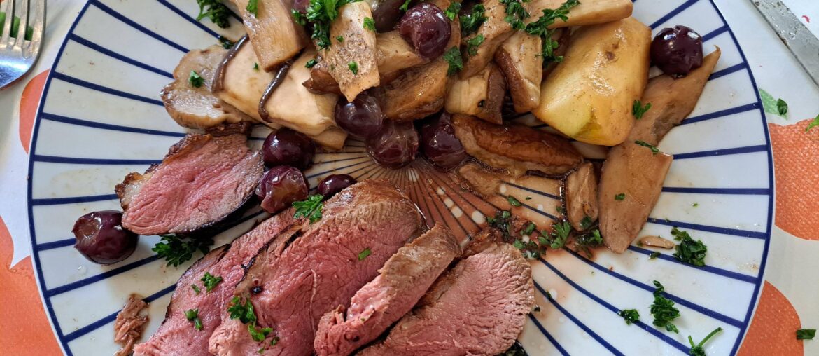 Magret de canard et poêlée de cèpes, raisin muscat et pommes