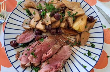 Magret de canard et poêlée de cèpes, raisin muscat et pommes