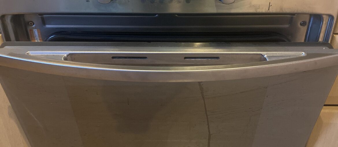 Anyone know what model this oven is? The markings have rubbed off and we have no idea what to do