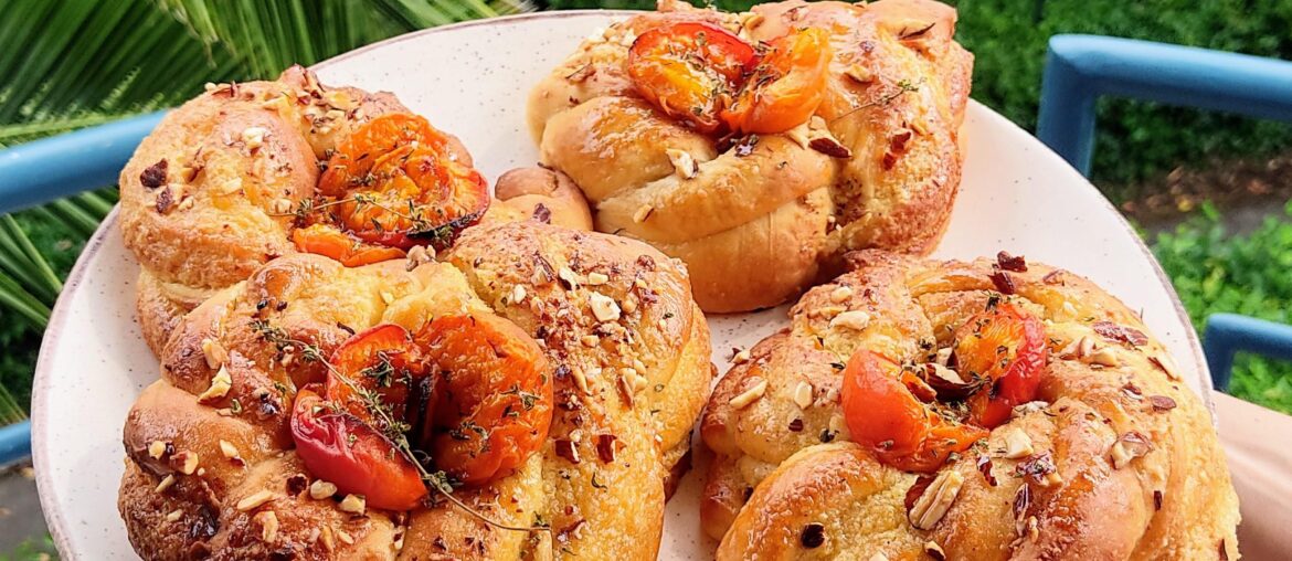 babka rolls à la crème d'amande et aux abricots rôtis au miel et au thym
