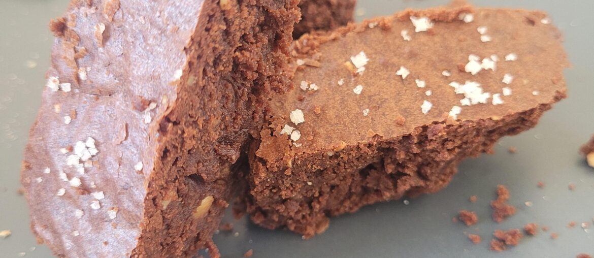 brownie chocolat noir 70%, éclats de noisettes, fleur de sel