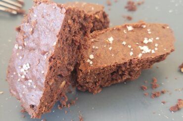 brownie chocolat noir 70%, éclats de noisettes, fleur de sel