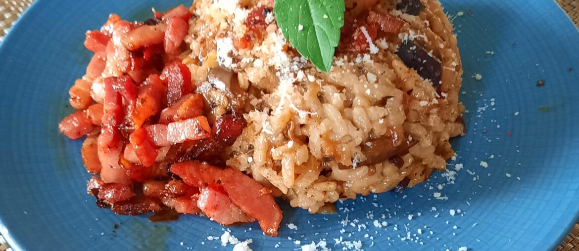 Risotto aubergine, oignon, lardons et parmesan + basilic du jardin
