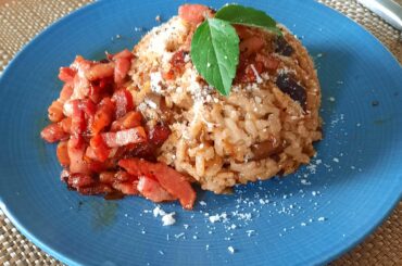 Risotto aubergine, oignon, lardons et parmesan + basilic du jardin