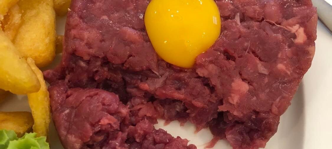 Salut le sous ! J'ai commandé un tartare de boeuf dans un restau à 17 eu et j'ai reçu ça : Un steak cru avec 0 assaisonnement et un jaune d'oeuf dessus. Ça vous semble normal ? (Un peu plus de contexte en commentaire)