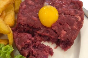 Salut le sous ! J'ai commandé un tartare de boeuf dans un restau à 17 eu et j'ai reçu ça : Un steak cru avec 0 assaisonnement et un jaune d'oeuf dessus. Ça vous semble normal ? (Un peu plus de contexte en commentaire)