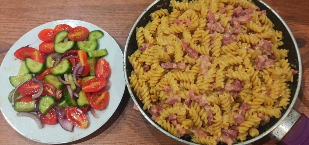 Pates carbo, legumes frais, vin blanc - tout pour passer une bonne soirée !