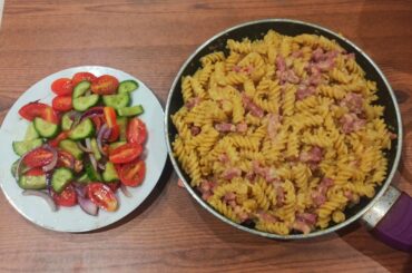 Pates carbo, legumes frais, vin blanc - tout pour passer une bonne soirée !
